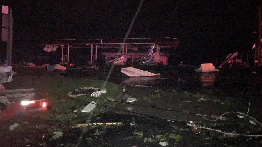Tornado yang menghantam kota Jefferson, Missouri, Amerika Serikat pada malam hari menyebabkan kerusakan bangunan dan infrastruktur daerah tersebut.