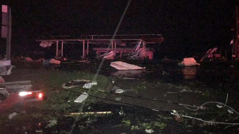 Tornado yang menghantam kota Jefferson, Missouri, Amerika Serikat pada malam hari menyebabkan kerusakan bangunan dan infrastruktur daerah tersebut.