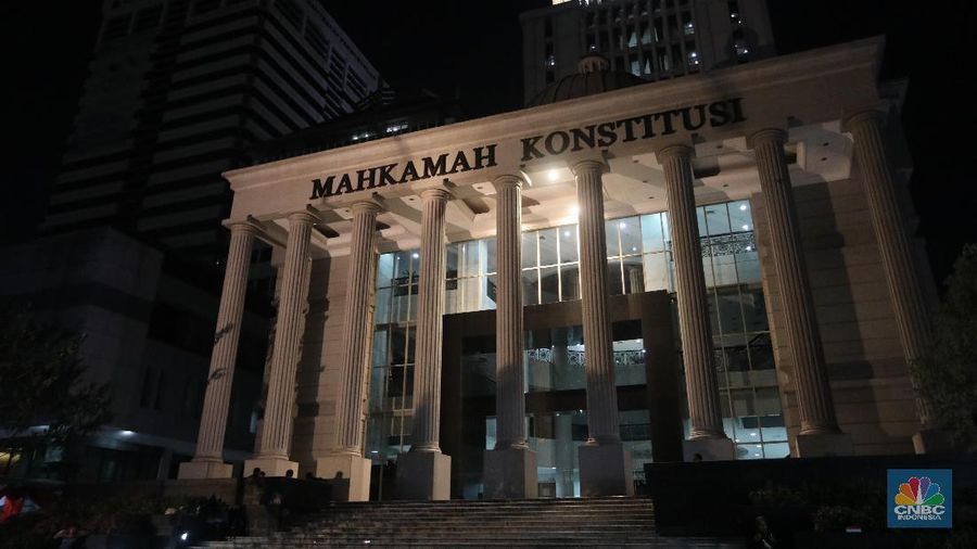 Foto/Ilustrasi Foto Gedung Mahkamah Konstitusi Malam Hari/Muhammad Sabki/CNBC Indonesia