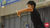 Apriyani Rahayu yang berhadapan dengan Jonatan bermain dengan penuh semangat saat memukul shuttlecock dengan tangan kiri. (CNNIndonesia/ Putra Permata Tegar Idaman)