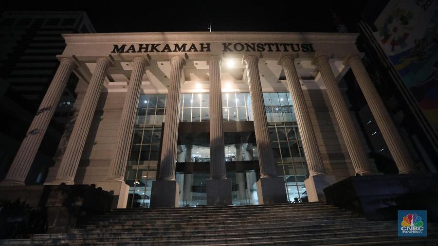 Foto/Ilustrasi Foto Gedung Mahkamah Konstitusi Malam Hari/Muhammad Sabki/CNBC Indonesia