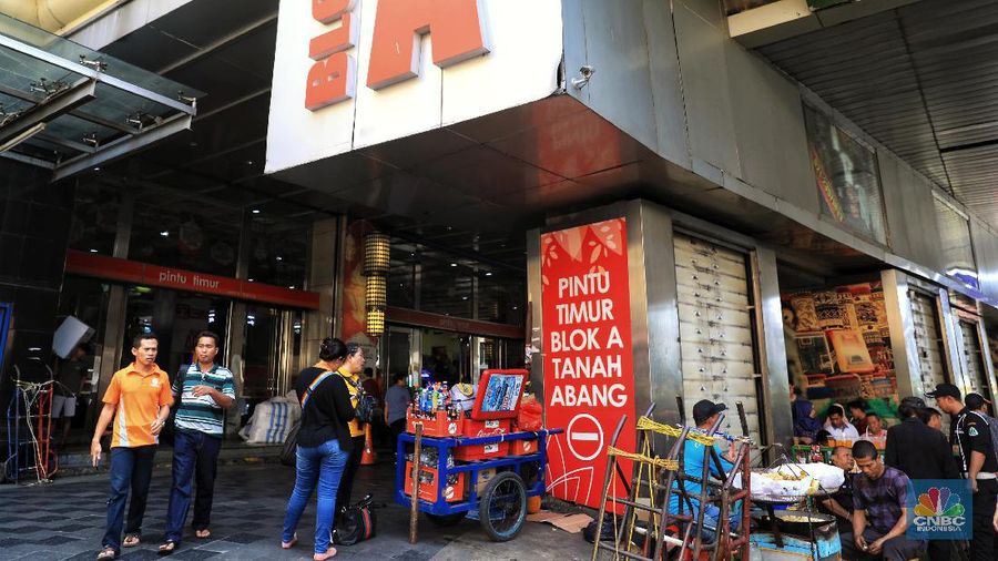 Aktivitas jual beli di Tanah Abang normal kembali setelah sempat tutup akibat demo ricuh 22 Mei.