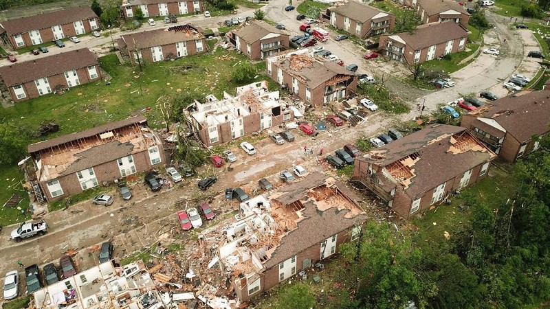 Tornado yang menghantam kota Jefferson, Missouri, Amerika Serikat pada malam hari menyebabkan kerusakan bangunan dan infrastruktur daerah tersebut.