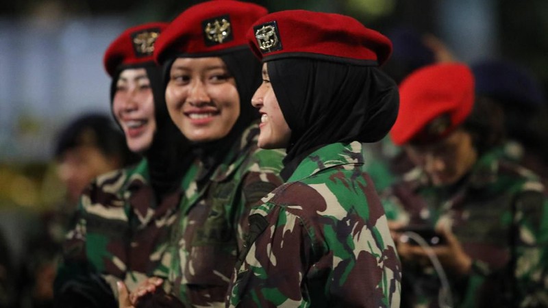 Polwan dan srikandi TNI ikut menjaga keamanan Mahkamah Konstitusi, jelang deadline pendaftaran sengketa Pilpres dan Pileg 2019.