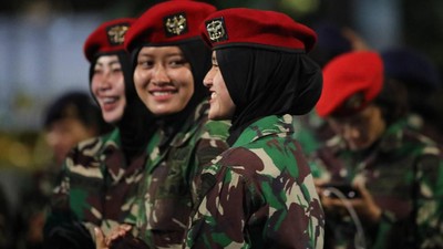 foto/Melihat Polisi, dan TNI Cantik Ikut Jaga MK/Muhammad Sabki foto/Melihat Polisi, dan TNI Cantik Ikut Jaga MK/Muhammad Sabki