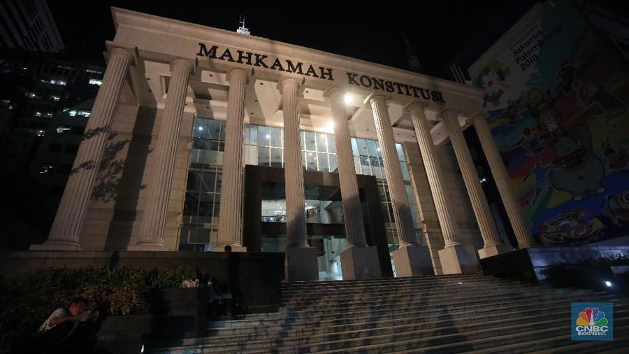 Foto/Ilustrasi Foto Gedung Mahkamah Konstitusi Malam Hari/Muhammad Sabki/CNBC Indonesia
