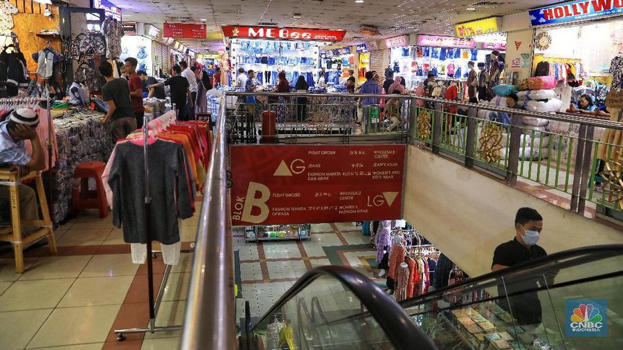 Aktivitas jual beli di Tanah Abang normal kembali setelah sempat tutup akibat demo ricuh 22 Mei.