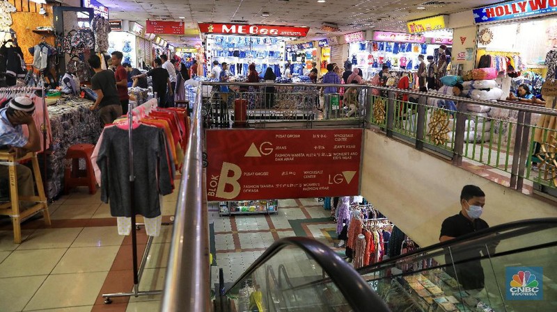 Aktivitas jual beli di Tanah Abang normal kembali setelah sempat tutup akibat demo ricuh 22 Mei.