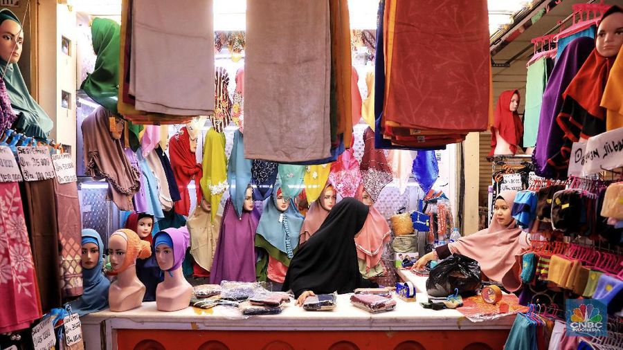 Aktivitas jual beli di Tanah Abang normal kembali setelah sempat tutup akibat demo ricuh 22 Mei.