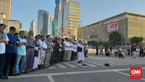 Sekelompok Orang Salat Gaib di Jalan Thamrin Petang Ini