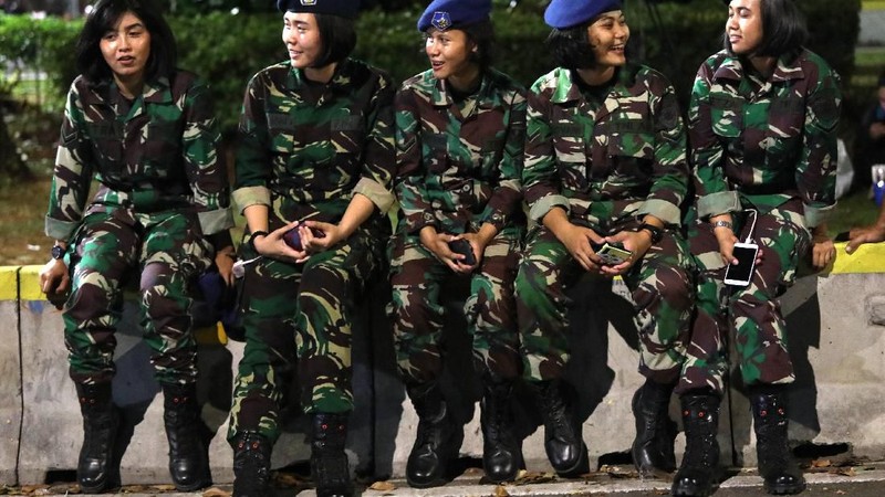 Polwan dan srikandi TNI ikut menjaga keamanan Mahkamah Konstitusi, jelang deadline pendaftaran sengketa Pilpres dan Pileg 2019.
