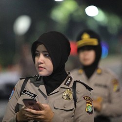 Penampakan Polwan dan Tentara Cantik 'Penjaga' MK