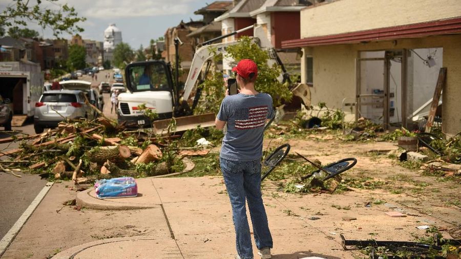 Tornado yang menghantam kota Jefferson, Missouri, Amerika Serikat pada malam hari menyebabkan kerusakan bangunan dan infrastruktur daerah tersebut.
