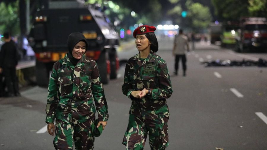 Polwan dan srikandi TNI ikut menjaga keamanan Mahkamah Konstitusi, jelang deadline pendaftaran sengketa Pilpres dan Pileg 2019.
