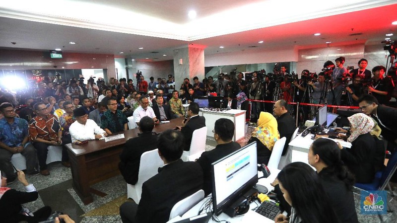Ketua tim hukum BPN Bambang Widjojanto bersama Hashim Djojohadikusumo mendaftarkan gugatan sengketa Pilpres.