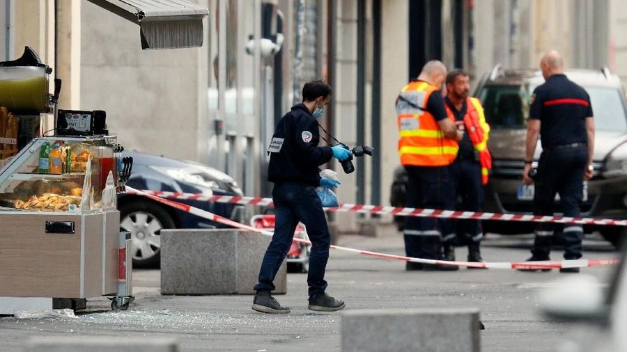 Terjadi sebuah ledakan di pusat kota Lyon yang melukai 13 orang.