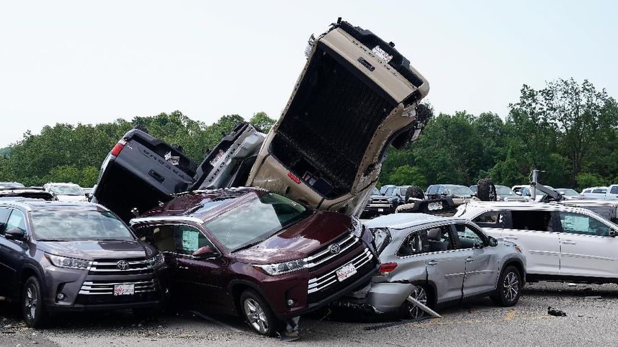 Tornado di kota Jefferson, Missouri, AS pada malam hari menyebabkan kerusakan bangunan termasuk dealer mobil dari pabrikan Toyota.