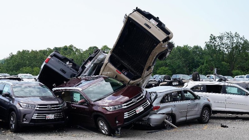 Tornado di kota Jefferson, Missouri, AS pada malam hari menyebabkan kerusakan bangunan termasuk dealer mobil dari pabrikan Toyota.