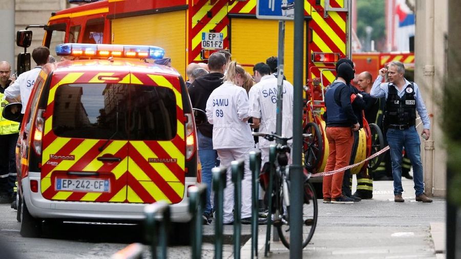 Terjadi sebuah ledakan di pusat kota Lyon yang melukai 13 orang.