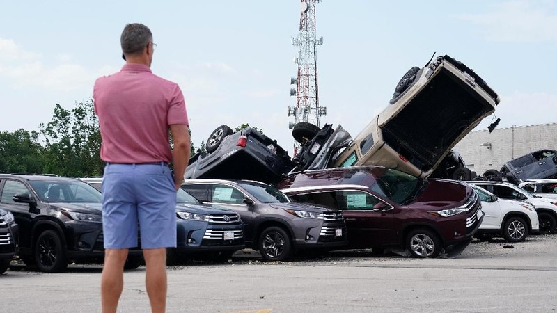 Tornado di kota Jefferson, Missouri, AS pada malam hari menyebabkan kerusakan bangunan termasuk dealer mobil dari pabrikan Toyota.