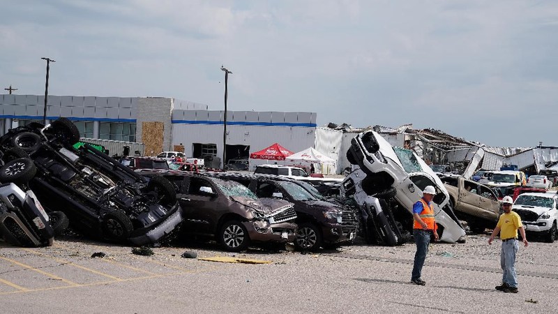 Tornado di kota Jefferson, Missouri, AS pada malam hari menyebabkan kerusakan bangunan termasuk dealer mobil dari pabrikan Toyota.