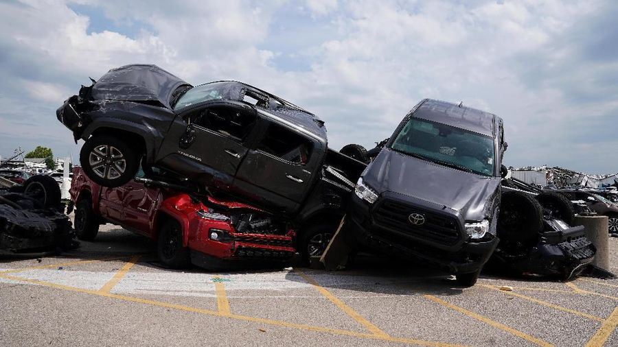Tornado di kota Jefferson, Missouri, AS pada malam hari menyebabkan kerusakan bangunan termasuk dealer mobil dari pabrikan Toyota.