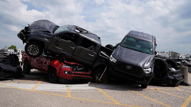 Tornado di kota Jefferson, Missouri, AS pada malam hari menyebabkan kerusakan bangunan termasuk dealer mobil dari pabrikan Toyota.