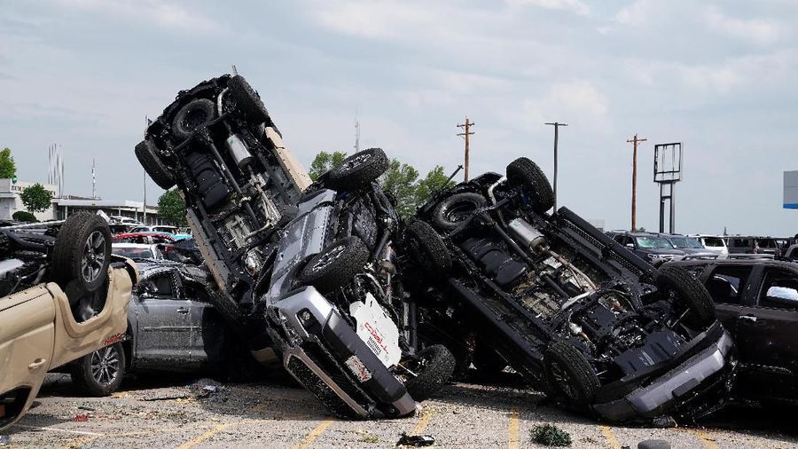 Tornado di kota Jefferson, Missouri, AS pada malam hari menyebabkan kerusakan bangunan termasuk dealer mobil dari pabrikan Toyota.