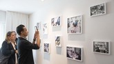 Pengunjung kamar 1742 mencoba mengabadikan foto-foto pose Lennon dan istrinya di tempat tidur. (Sebastien St-Jean / AFP)