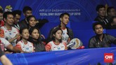 Sejumlah pemain Indonesia yang harap-harap cemas melihat rekan-rekannya bertanding di lapangan. (CNN Indonesia/Putra Permata Tegar)