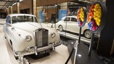 Sebuah mobil replika Rolls-Royce yang pernah dimiliki musisi John Lennon ambil bagian dalam pameran. (Sebastien St-Jean/AFP)