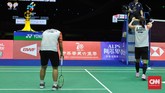Greysia Polii/Apriyani Rahayu sempat mengajukan protes pada keputusan wasit di akhir gim kedua. (CNN Indonesia/Putra Permata Tegar)