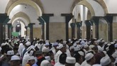 Umat Islam berdoa di Masjid Sunan Ampel dengan menjaga ketertiban. (ANTARA FOTO/Zabur Karuru)