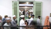 Peristirahatan terakhir Sunan Ampel dipenuhi warga peziarah. Merek hilir-mudik terutama di Lawang Agung. (ANTARA FOTO/Zabur Karuru)