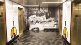 Lobi hotel The Queen Elizabeth di Montreal disulap menjadi area pameran. (Sebastien St-Jean/AFP)