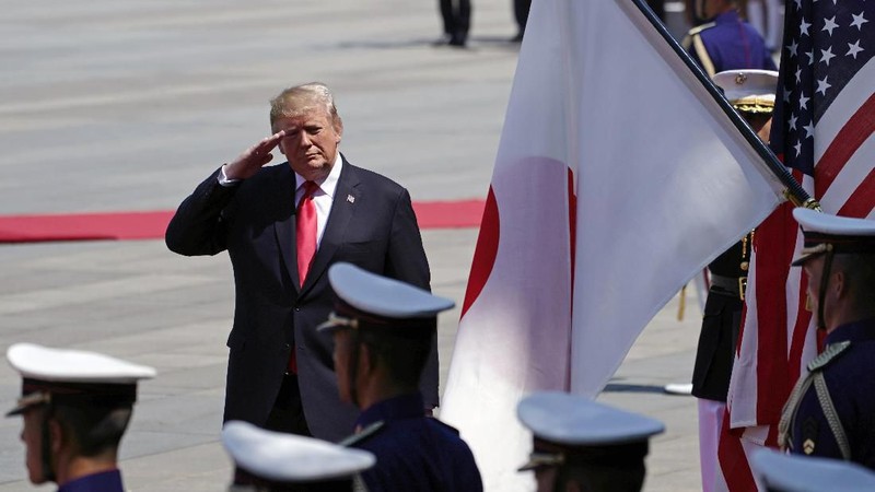 Presiden Trump disambut oleh Naruhito, Kaisar Jepang, dan istrinya di Tokyo hari Senin (27/05) dalam upacara penyambutan resmi.