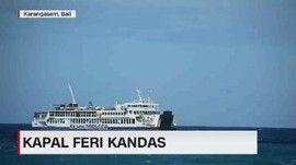 VIDEO: Diterjang Gelombang Tinggi, Kapal Feri Kandas