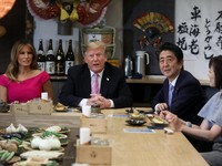 Bertemu Abe, Trump Terus Tekan Jepang Turunkan Selisih Dagang