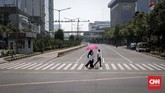 Ruas jalan MH Thamrin dari kawasan Monas menuju Sarinah sudah dibuka, namun volume kendaraan yang melintas tak ramai. (CNNIndonesia/Safir Makki)