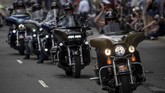 Para pemilik motor Harley-Davidson melakukan konvoi untuk merayakan Hari Kemerdekaan AS pada 4 Juli. (Photo by Eric BARADAT / AFP)