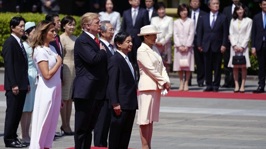 Presiden Trump disambut oleh Naruhito, Kaisar Jepang, dan istrinya di Tokyo hari Senin (27/05) dalam upacara penyambutan resmi.