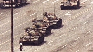 Kisah di Balik Foto Ikonis Sang Penantang Tank Tiananmen