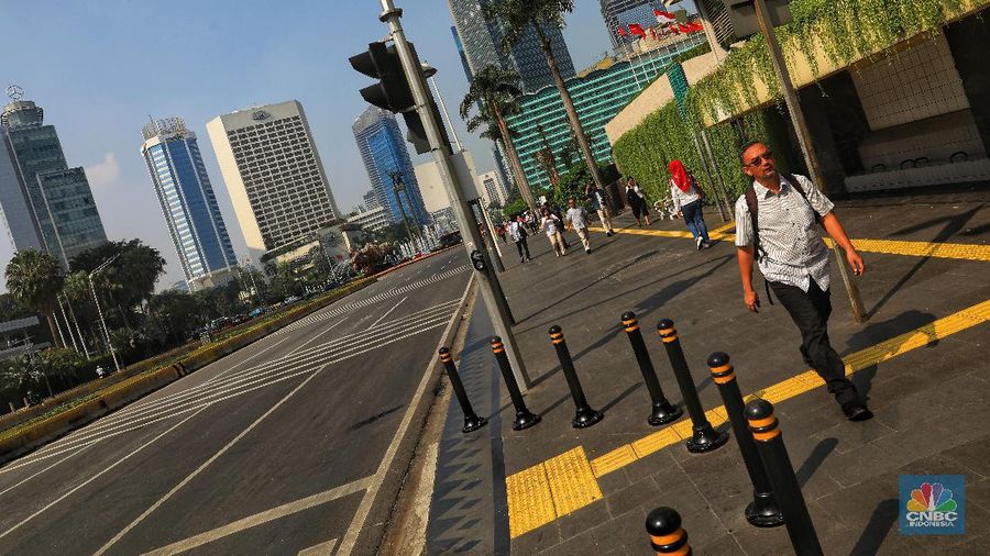 Penutupan sejumlah ruas jalan di DKI Jakarta masih berlanjut hari ini.