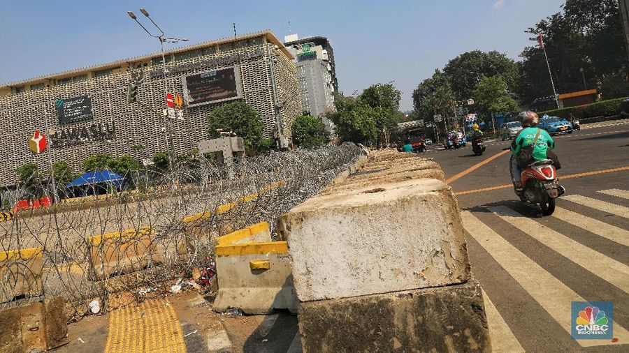 Penutupan sejumlah ruas jalan di DKI Jakarta masih berlanjut hari ini.