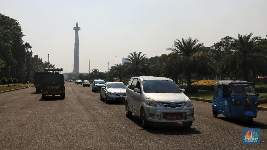 Penutupan sejumlah ruas jalan di DKI Jakarta masih berlanjut hari ini.