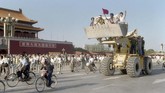 Kekecewaan masyarakat memuncak ketika pemimpin Partai Komunis China dan tokoh reformis, Hu Yaobang, meninggal pada 15 April 1989. Mereka memutuskan turun ke jalan mendesak pemerintah segera berbenah. (AFP PHOTO/CATHERINE HENRIETTE)