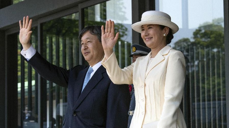 Presiden Trump disambut oleh Naruhito, Kaisar Jepang, dan istrinya di Tokyo hari Senin (27/05) dalam upacara penyambutan resmi.
