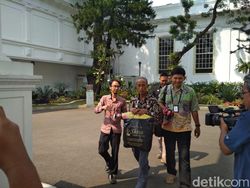 Bertemu Jokowi, Usma Pedagang Korban Rusuh 22 Mei Diberi Uang dan Baju Bertemu Jokowi, Usma Pedagang Korban Rusuh 22 Mei Diberi Uang dan Baju