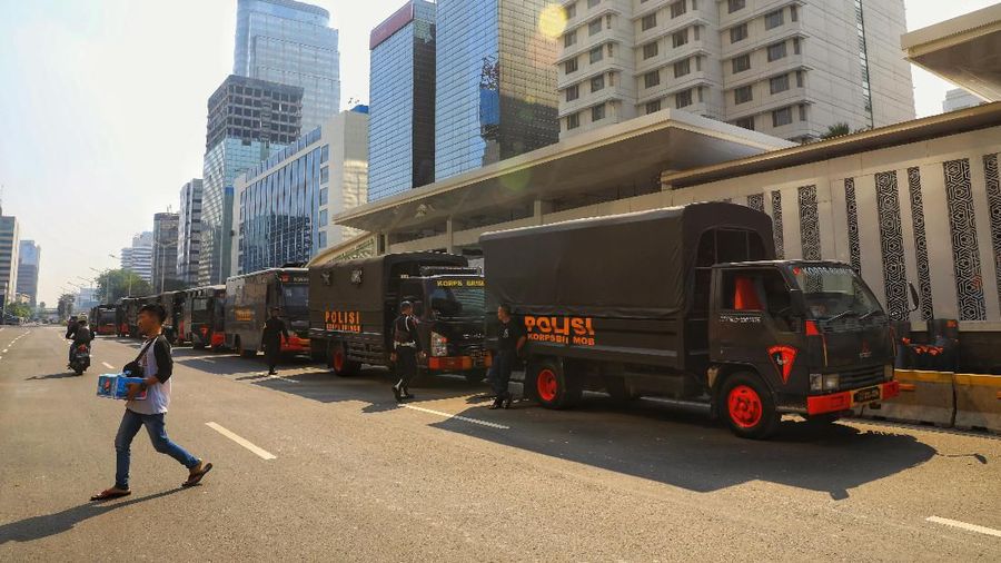 Penutupan sejumlah ruas jalan di DKI Jakarta masih berlanjut hari ini.