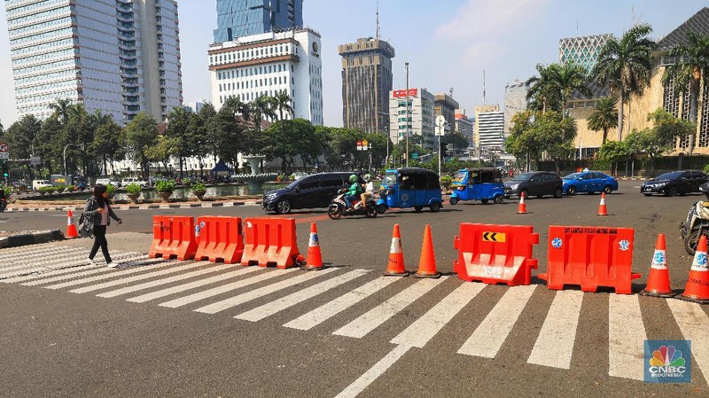 Penutupan sejumlah ruas jalan di DKI Jakarta masih berlanjut hari ini.